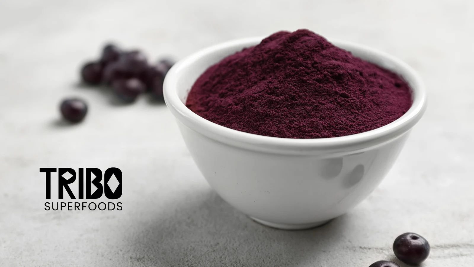 Açaí liofilizado em pó Tribo Superfoods em tigela branca