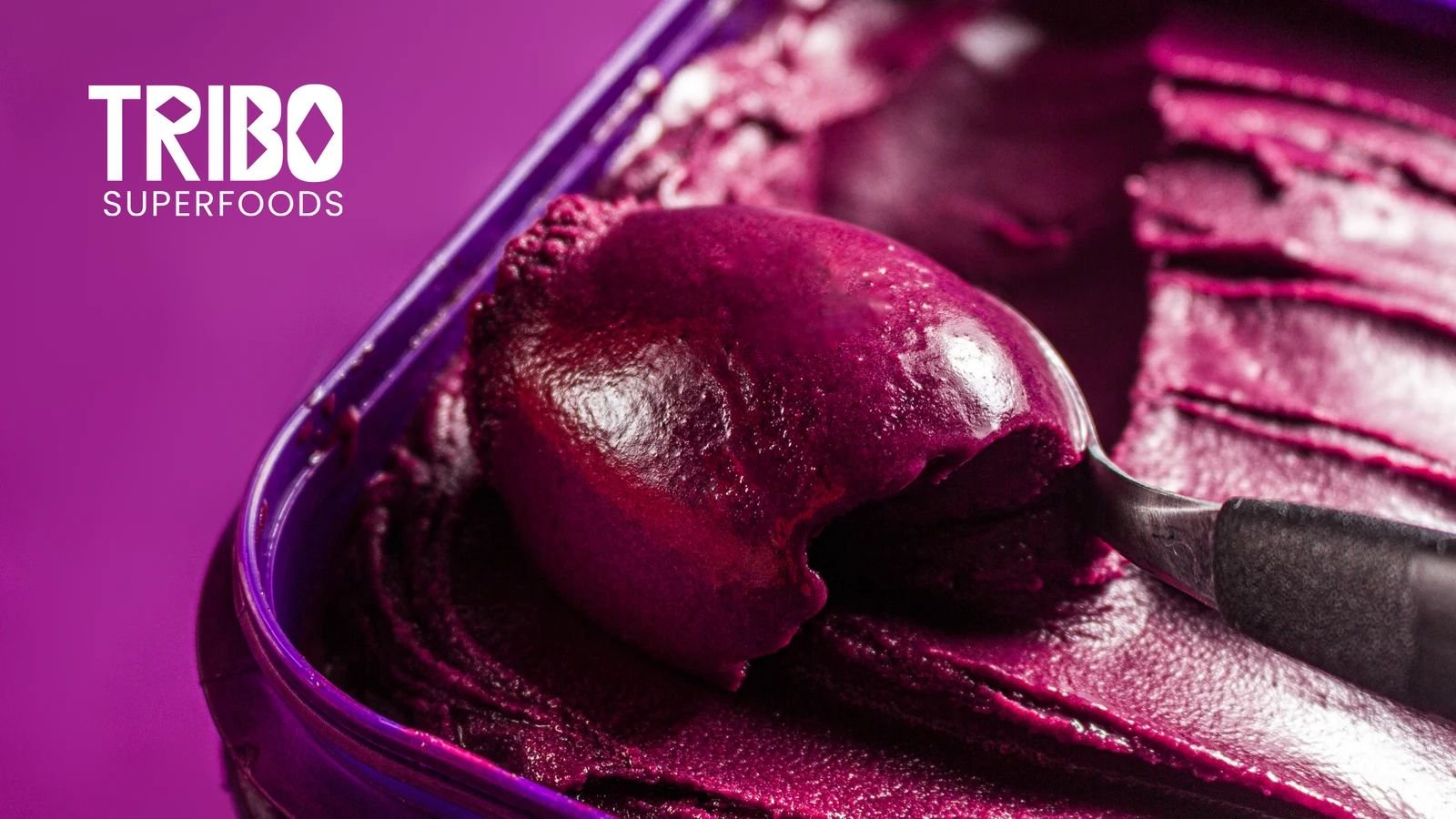 Sorbet de açaí Tribo Superfoods sendo servido com boleador